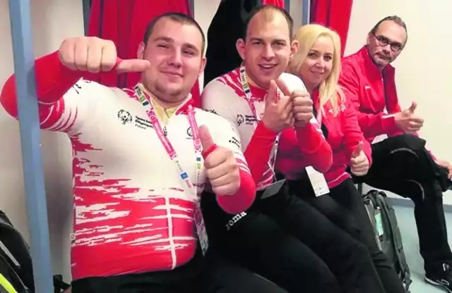 Szczepan Witek (pierwszy z lewej) z entuzjazmem fetował swój brązowy medal - na marcowych _ światowych igrzyskach w Austrii.