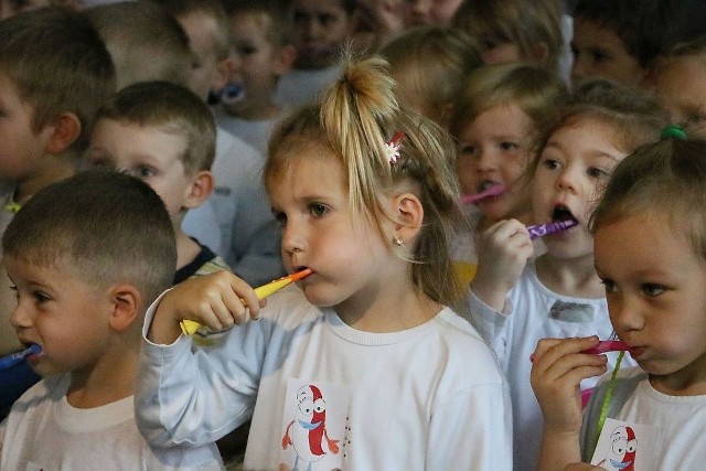 Dzieci szczotkowały ząbki przez kilka minut.