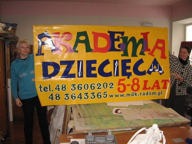 Szyld Akademii Dziecięcej "Pędzelek i Nutka&#8221; jest już gotowy &#8211; pokazują  nam plastyczki: Weronika Foltyn &#8211; Getka (z lewej) i Iwona Machniewska.