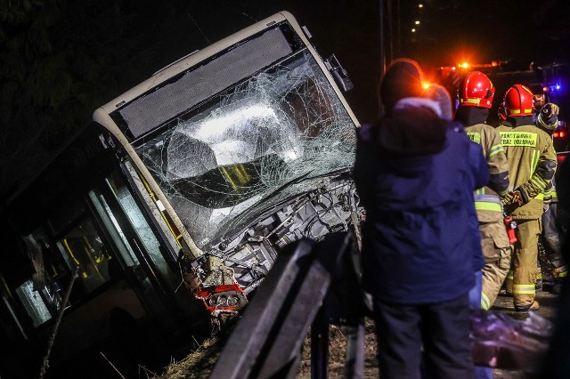 Śmiertelny wypadek w Gdańsku 13.03.2021. Autobus miejski zderzył się z osobówką. Nie żyje kierowca samochodu osobowego.