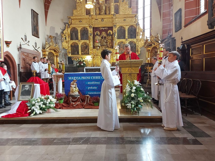 Wprowadzenie relikwii do kościoła świętego Zygmunta w Szydłowcu. Kazanie wygłosił franciszkanin z Niepokalanowa