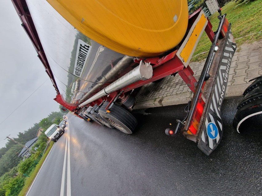 Wypadek samochodu osobowego i ciężarówki w Niesułowicach. Dwie osoby poszkodowane  