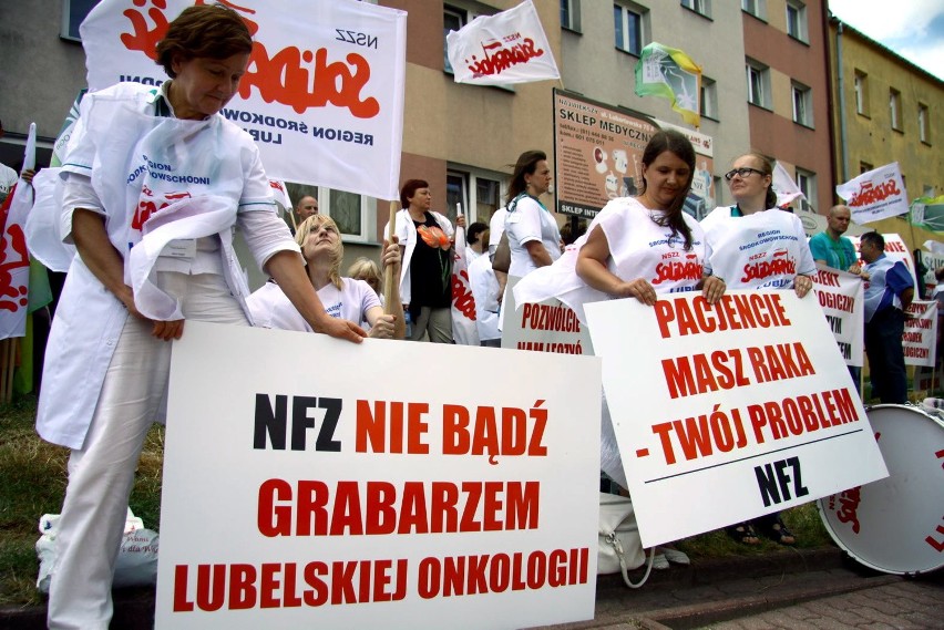 Protest związkowców pod NFZ. Centrum onkologii nadal nie ma kontraktu na nowe oddziały (ZDJĘCIA)