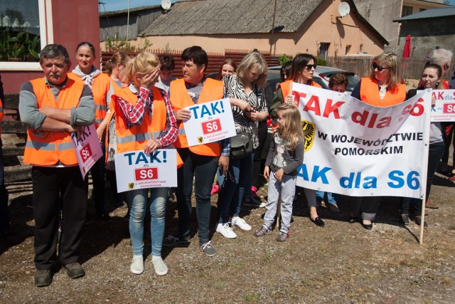 W czterech gminach w regionie blokowano ruch na drodze krajowej numer 6. O godzinie 14 z transparentami na trasę wyszli samorządowcy z gminy Potęgowo.