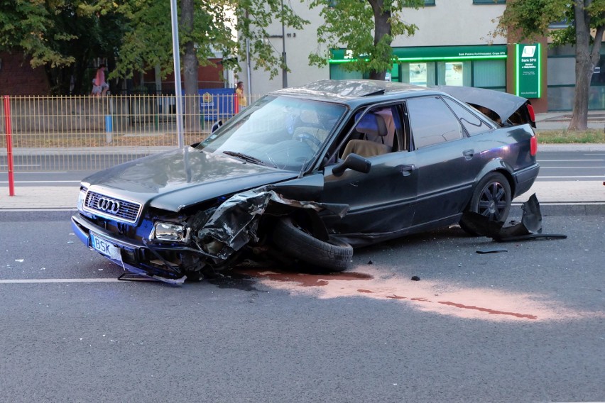 Okazało się, że kierowca audi, jadąc aleją od strony...