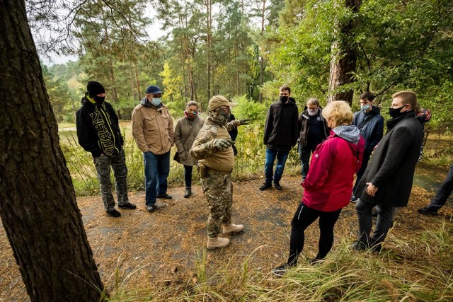 To było pierwsze takie zwiedzanie Exploseum, które jest początkiem cyklicznych wypraw, mających umożliwić zwiedzającym odkrywanie na nowo - w terenie - strefy produkcji nitrogliceryny dawnej DAG Fabrik Bromberg. - Za każdym razem na zwiedzających czekać będzie garść zagadek - zapewnia Andrzej Borsuk jako przewodnik po Exploseum MOB, dodając, że trasa w terenie to poznawanie fabryki od zewnątrz, bazując oczywiście na faktach, ciekawostkach, a także wymianie informacji z uczestnikami zwiedzania. - Podczas zwiedzania rozmawiamy o transporcie, pracy ludzi i funkcjonowaniu tej fabryki. Skupiamy się też na znaczeniu wytwarzanej tu kiedyś nitrogliceryny w całym procesie produkcji materiałów wybuchowych - opowiada Andrzej Borsuk. Zwiedzający poznają sposoby maskowania budynków, nietypowe rozwiązania konstrukcyjne zastosowane w bydgoskiej fabryce oraz przeznaczenie każdego z budynków w okresie jej funkcjonowania.- W ten sposób proponujemy, by zwiedzić Exploseum raz jeszcze, na nowo, poznając historię, która jest wręcz zagrzebana w lesie - dodaje przewodnik. Terenowe oprowadzanie po Exploseum odbywa się wyłącznie z przewodnikiem w grupie nie większej niż 15 osób. Druga odsłona pilotażowych wejść na trasę odbędzie się 25.10.2020 r, o godz.12. Obowiązują zapisy. Szczegóły wydarzenia dostępne na stronie muzeum www.muzeum.bydgoszcz.pl oraz na Facebooku w wydarzeniu TUTAJ Kolejne wejścia w listopadzie.