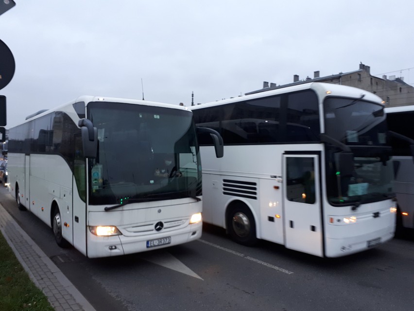 Protest przewoźników autokarowych w Łodzi! Kilka autokarów wyjechało na ulice miasta. Policja blokowała protest. ZDJĘCIA