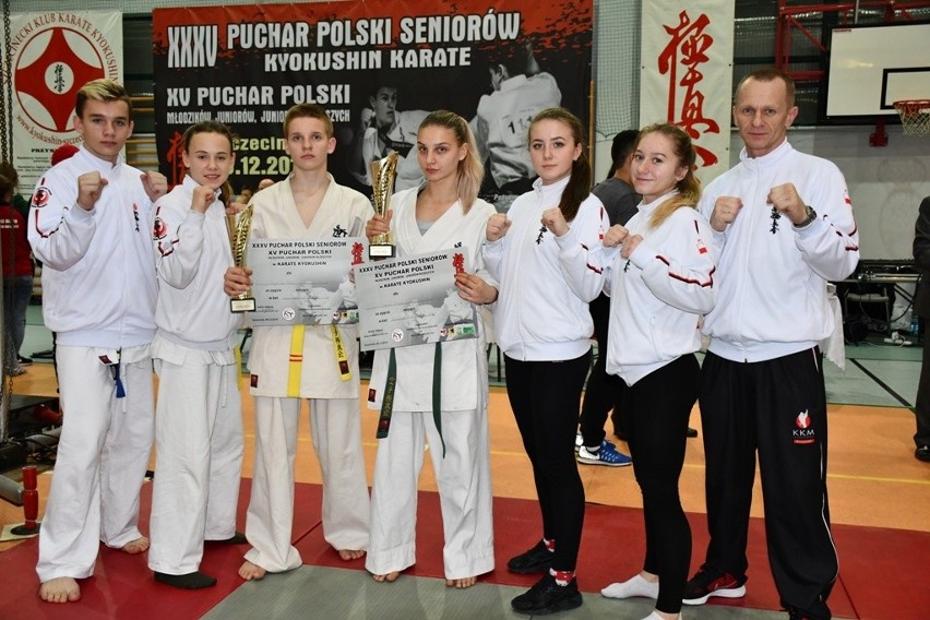 Trener Andrzej Horna z zawodnikami z Klubu Karate Morawica i...