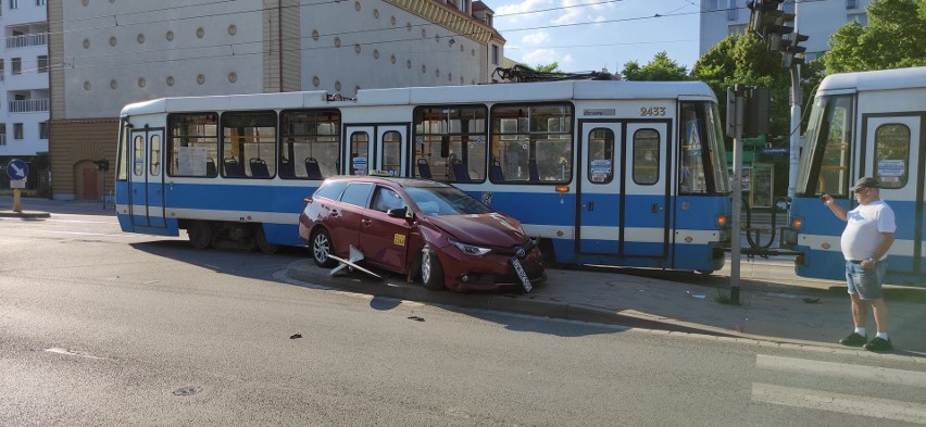 Zderzenie tramwaju z autem osobowym na skrzyżowaniu...