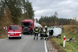 Dąbrówka. Wypadek na trasie Orzysz - Mikołajki. Kierowca osobówki miał otwarte złamania