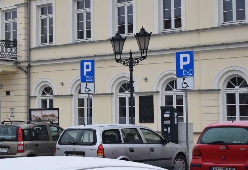 Strażnicy miejscy w Oświęcimiu wzięli pod lupę kierowców łamiących przepisy na parkingach na miejscach dla niepełnosprawnych. Zdjęcia