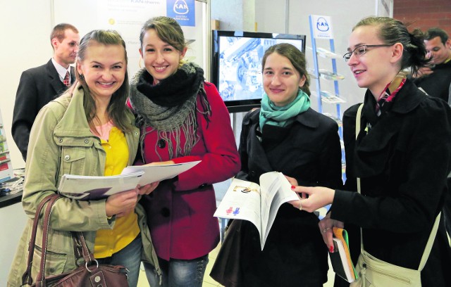 Białystok. Targi pracy z korzyścią dla firm, studentów i absolwentówNa wczorajszych targach ofert dla siebie szukały studentki inżynierii środowiska PB. Od lewej: Elżbieta Jaszkiewicz, Milena Lewko, Sylwia Duchnowska, Monika Kacprzyk. 