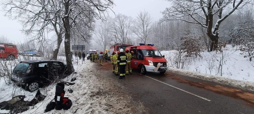 Wypadek w Egiertowie w powiecie kartuskim - cztery osoby ranne, w tym dwoje dzieci