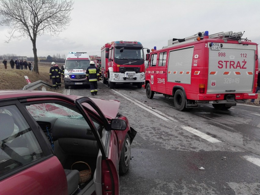Tragiczny wypadek pod Krakowem, pięć osób rannych, lądował helikopter LPR
