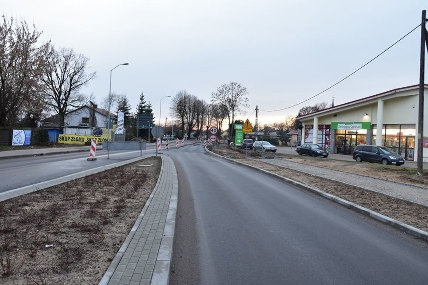 Na Kostrzyńskiej wylano kolejne kawałki asfaltu i trwają w...