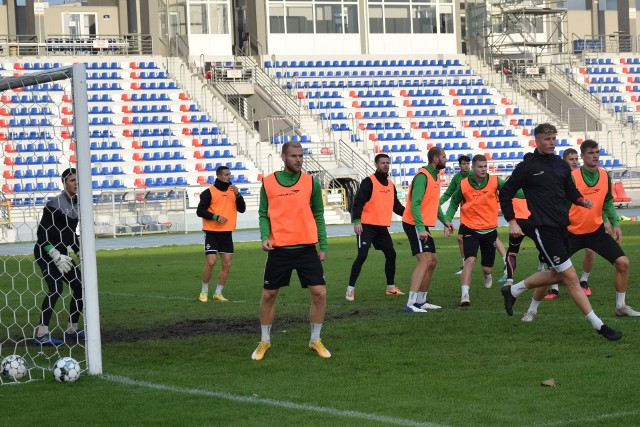 W środę na stadionie Znicza w Pruszkowie rozegrany zostanie zaległy mecz z czwartej kolejki  Fortuna 1 Liga, Radomiak Radom - Puszcza Niepołomice. Początek tego spotkania zaplanowany jest na godzinę 17.Mecz Radomiaka z Puszczą miał się odbyć w czwartej kolejce, 20 września. Został odwołany, ze względu na zakażenia koronawirusem w zespole z Niepołomic. Mecz na stadionie Znicza w Pruszkowie zapowiada się bardzo ciekawie. Atmosfera w Radomiaku bardzo dobra. Wszyscy są zdrowi i nikt nie narzeka na urazy. Za nadmiar żółtych kartek w radomskim zespole pauzuje Meik Karwot, defensywny pomocnik. - Zagramy z bardzo mocnym zespołem Puszczy Niepołomice, który prowadzi najdłużej pracujący trener w pierwszej lidze, Tomasz Tułacz. Kadrowo zespół Puszczy jest bardzo silny. Największe atuty zespołu z Niepołomic to stałe fragmenty gry. Bardzo musimy uważać na to, bo stałe fragmenty gry, to już taki znak firmowy Puszczy. My też jednak mamy swój pomysł na Puszczę. Jednym z nich jest szybkie zdobycie bramki. Wtedy rywal musi się odkryć i zagrać bardziej ofensywnie  - mówi Dariusz Banasik, trener Radomiaka Radom. Zobacz zdjęcia z wtorkowego treningu>>>