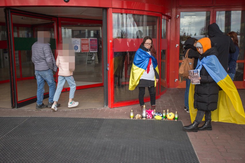 Protest przed wejściem do marketu Auchan w Kobylnicy.