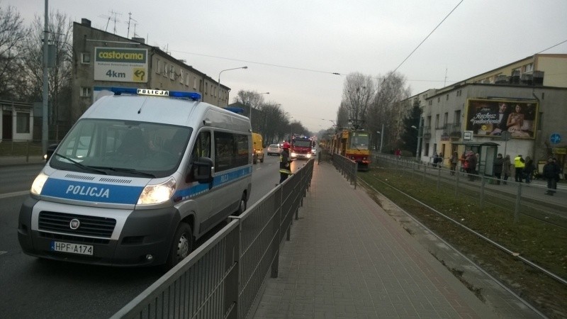 Kobieta wpadła pod tramwaj na Limanowskiego! Nie jeżdżą tramwaje [zdjęcia]