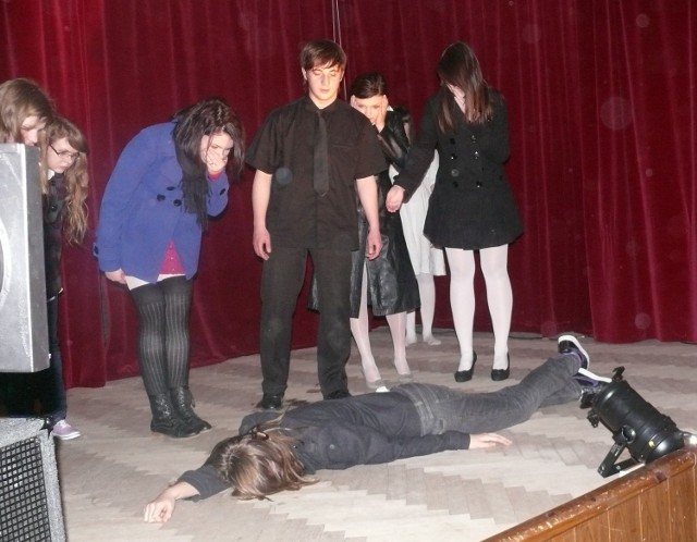 Młodzi aktorzy z III Liceum Ogólnokształcącego podczas spektaklu "Wola istnienia&#8221;.