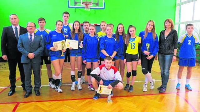 W Gimnazjum numer 2 w Tarnobrzegu odbył się Turniej Piłki Siatkowej o Puchar Prezydenta Tarnobrzega. Na zdjęciu ekipa „Dwójki”, która ponownie pokazała swoją sportową siłę. 