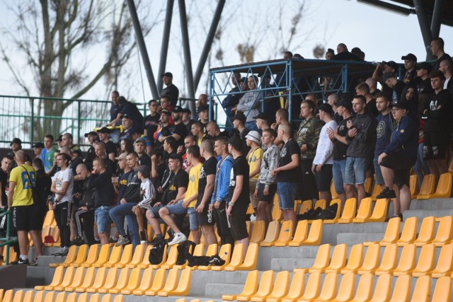 W meczu 4. kolejki III ligi Elana Toruń zremisowała z Nielbą Wągrowiec 1:1. Prowadzenie dla torunian uzyskał Matus Marcin w 10. minucie, wykorzystując podanie Krzysztofa Kołodzieja. Wyrównał godzinę później Rafał Leśniewski. To drugi remis żółto-niebieskich w sezonie. Tydzień temu elanowcy podzielili się punktami z Kotwicą Kołobrzeg. Na razie Elana zajmuje 16 miejsce w tabeli.Na kolejnych stronach zdjęcia kibiców oraz fotki z meczu>>>