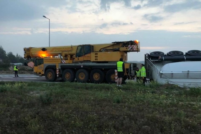 Wypadek ciężarówki w Lipsku. Zestaw przewrócił się na bok na...