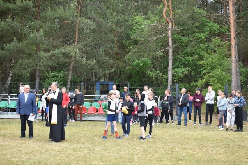 W Nieznamierowicach, w gminie Rusinów zostało oddane do użytku nowe boisko sportowe. Była okazja do rozegrania zawodów