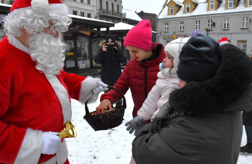 Na Rynku w Inowrocławiu, 6 grudnia, Mikołaj wraz z...