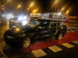 Wypadek przy mostach Warszawskich. Auto wpadło w poślizg na torowisku (ZDJĘCIA)