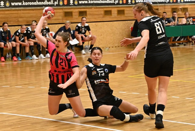 O awans do 1/4 Pucharu Polski szczypiornistki Suzuki Korony Handball Kielce zagrają w Szczecinie. Na zdjęciu rzuca Magdalena Kowalczyk.