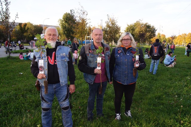 Wspólne sadzenie drzew na os. Piłsudskiego w Czeladzi. Zobacz kolejne zdjęcia/plansze. Przesuwaj zdjęcia w prawo naciśnij strzałkę lub przycisk NASTĘPNE