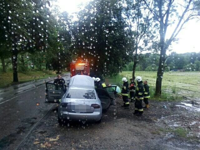 Do pożaru audi doszło na drodze w okolicy Łupowa (to miejscowość pod Gorzowem Wlkp.). Zdjęcia z tego zdarzenia publikujemy dzięki uprzejmości strażaków z OSP Lubczyno.Samochód zapalił się na drodze w czwartek, 29 czerwca około godziny 16.15. Na miejsce przyjechali strażacy ochotnicy z OSP Lubczyno. Ogień w komorze silnikowej udało się szybko ugasić. Audi z drogi zostało zabrane przez lawetę.Zobacz też wideo: Pożar samochodu pizzerii w Zielonej GórzePrzeczytaj też:  Niebezpieczny pożar samochodu w Zielonej Górze [ZDJĘCIA]