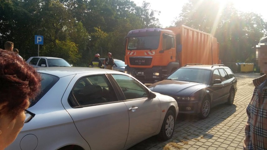 Wypadek ciężarówki w Brzegu. 85-letnia kobieta poszkodowana. Śmigłowiec LPR na ratunek