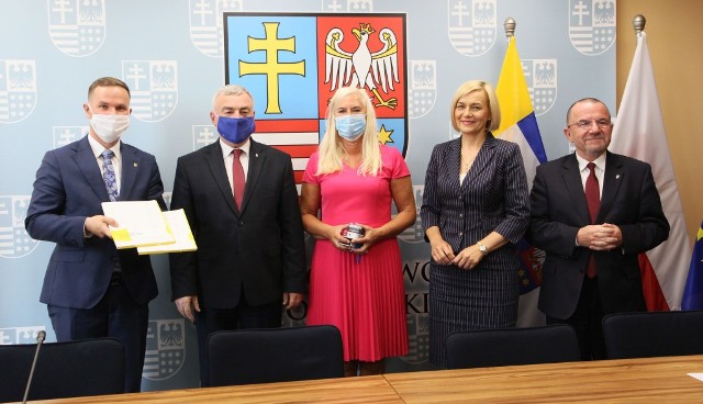 Umowę z marszałkiem województwa Andrzejem Bętkowskim, wicemarszałkami Renatą Janik i Markiem Bogusławskim podpisywał między innymi wicewójt Łukasz Barwinek.