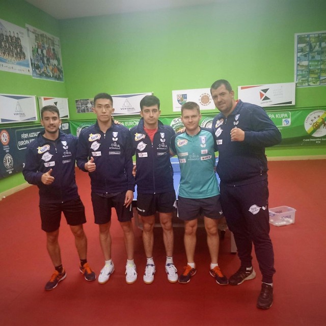 Bydgoska ekipa w Rumunii, od lewej: Carlos Caballero, Lam Siu Hang, Vladislav Ursu, Artur Grela i trener Patryk Jendrzejewski