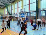 Mikołajkowy turniej badmintona we Władysławowie. UKS Bliza zaprosiła na parkiet całe rodziny. Pod siatką wnuki, rodzice i dziadkowie | FOTO