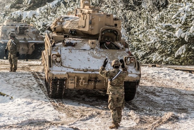 Już w pierwszy tygodniu, tuż po oficjalnych uroczystościach przywitania w Polsce, żołnierze amerykańscy Pancernej Brygadowej Grupy Bojowej (ABCT - Armored Brigade Combat Team), rozpoczęli intensywne szkolenie.