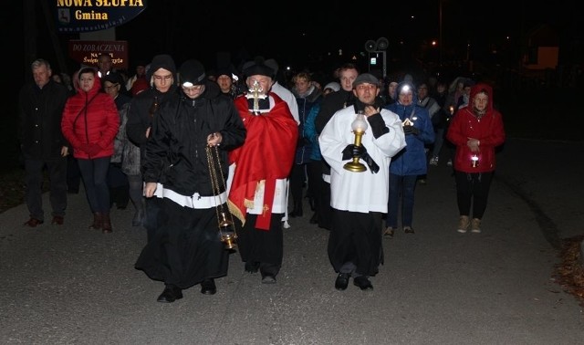 W wigilię uroczystości Wszystkich Świętych do sanktuarium relikwii Drzewa Krzyża Świętego przybyło blisko 200 pątników  z okolicznych parafii diecezji kieleckiej i sandomierskiej. Wśród zebranych była obecna m.in. młodzież przygotowująca się do sakramentu bierzmowania.  >>>CZYTAJ WIĘCEJ NA KOLEJNYCH SLAJDACH