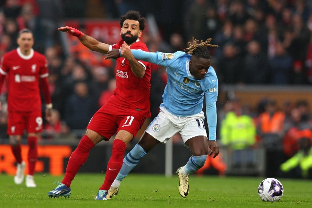 Salah i Doku walczą o piłkę w meczu Liverpool - City