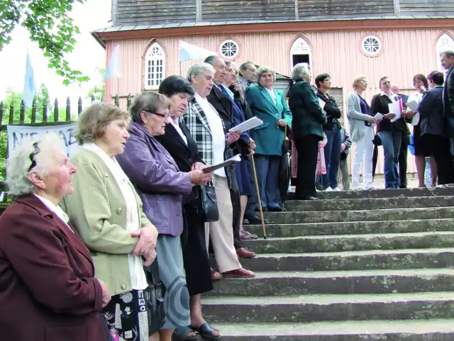 Mieszkańcy Berżnik i okolicznych wsi modlą się na schodach wiodących do kościoła