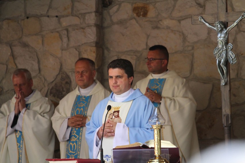 W Sulisławicach zakończyły się w niedzielę uroczystości odpustowe z udziałem tysięcy wiernych w Sanktuarium Matki Bożej Bolesnej (ZDJĘCIA)