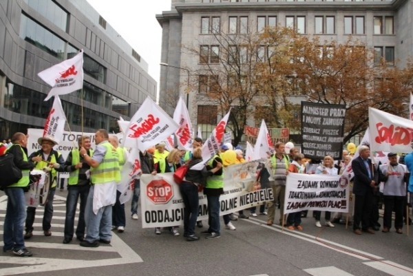 Związkowcy protestują w Warszawie.