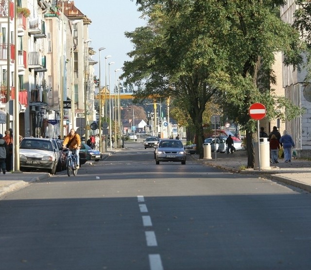 Do końca listopada asfalt na ulicy Armii Krajowej ma być wyrównany.