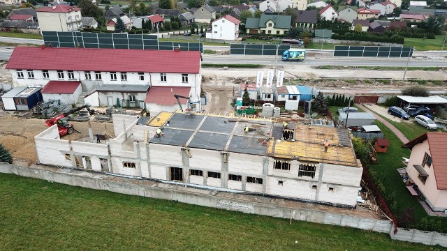 Budynek starej remizy musi zostać wyburzony ze względu na budowę obwodnicy Morawicy. Nowy obiekt staje nieco dalej.