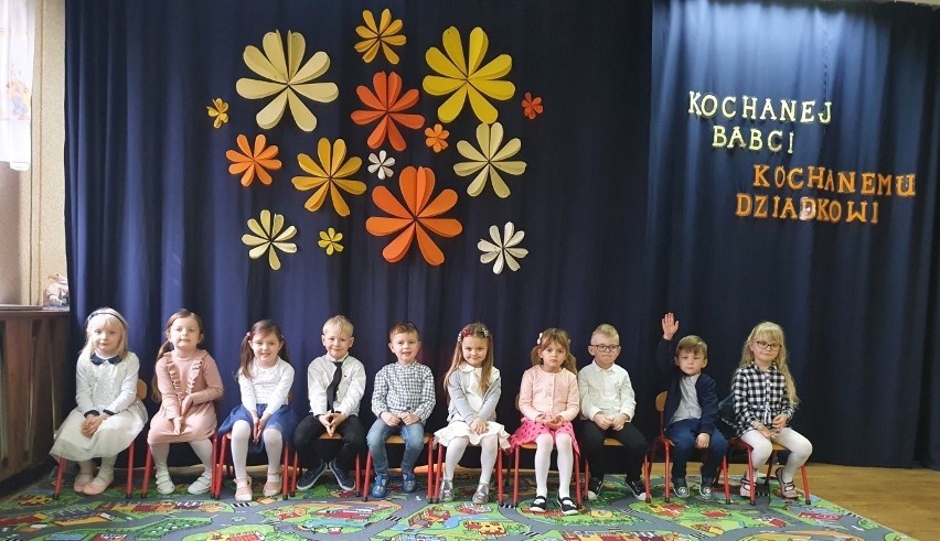 Dzieci w Klwowie przygotowały akademię dla swoich babć i...