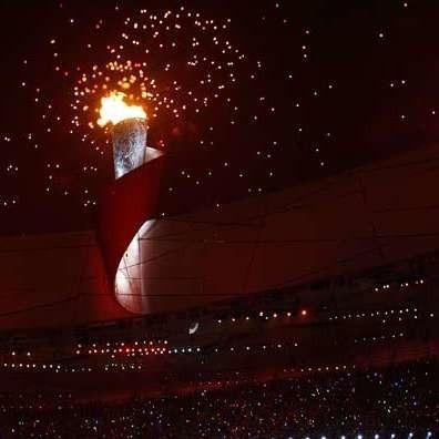 Olimpisjki znicz na stadionie olimpijskim.