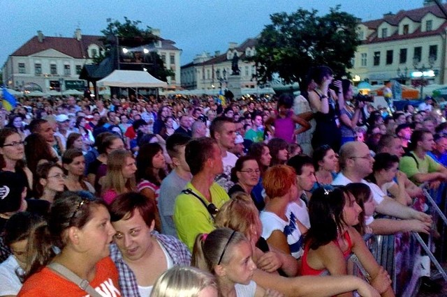 Rynek w Rzeszowie szczelnie wypełniony jest publicznością Rzeszów Carpathia Festival.