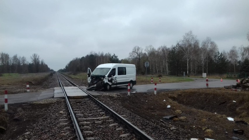 Zderzenie busa z pociągiem w Gródku Szlacheckim. Wstrzymany ruch na trasie do Warszawy