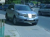Jak oni parkują: mitsubishi na środku chodnika