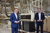 Premier Mateusz Morawiecki w Elblągu 30.05.2020. Odwiedził Fabrykę Mebli Wójcik. "Polska jest potęgą meblarską. Będziemy tę branżę wspierać"